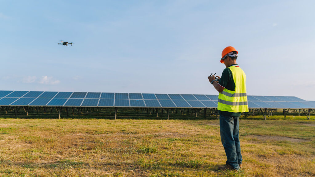 Operatore DSI durante un rilievo su impianto fotovoltaico