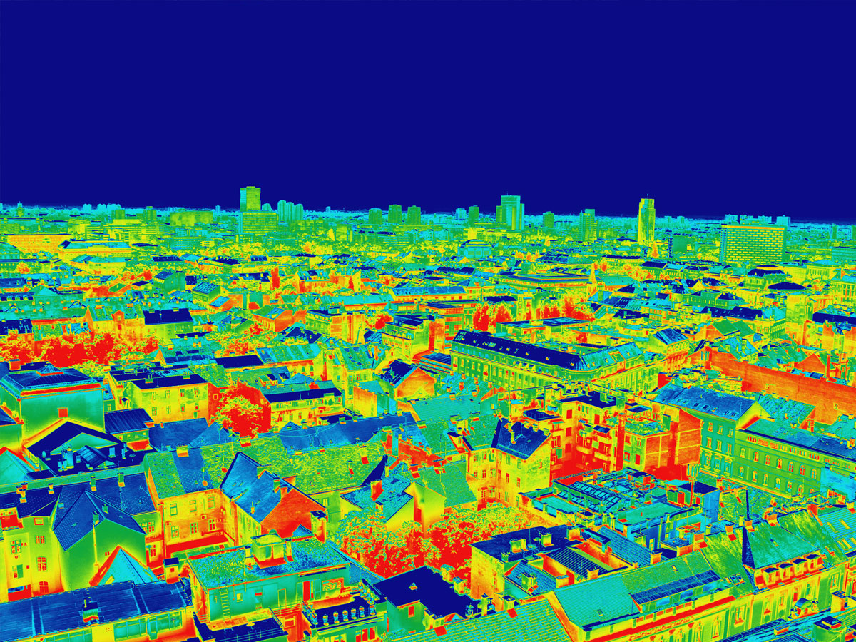Vista termografica aerea di moduli fotovoltaici